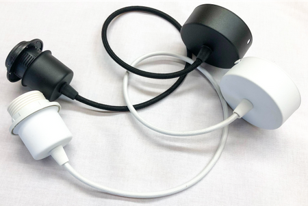 Czarne metalowe zawiesie z kablem w oplocie