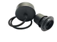 Czarne metalowe zawiesie z kablem w oplocie